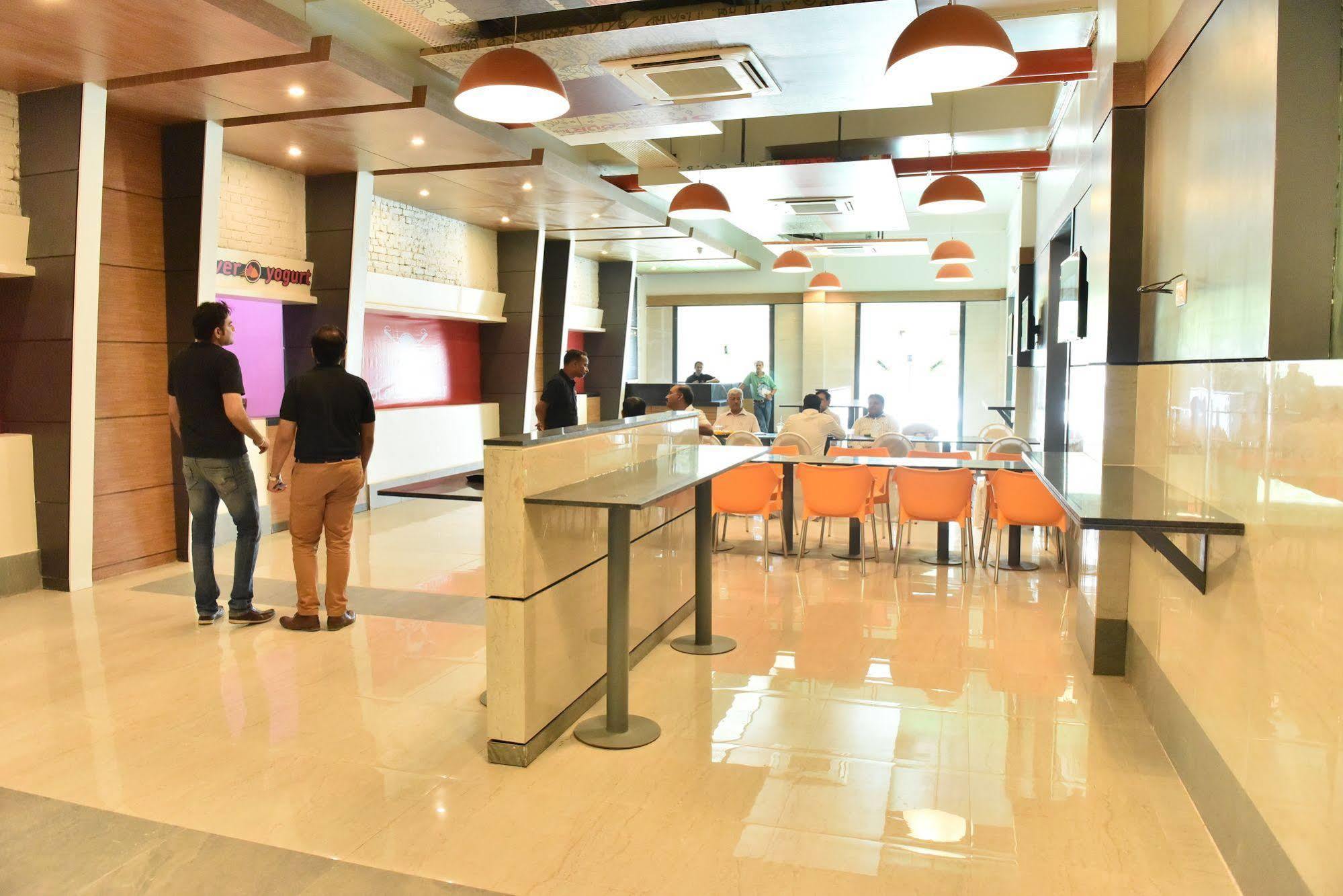 Max Hotels Allāhābād Junction Exteriér fotografie